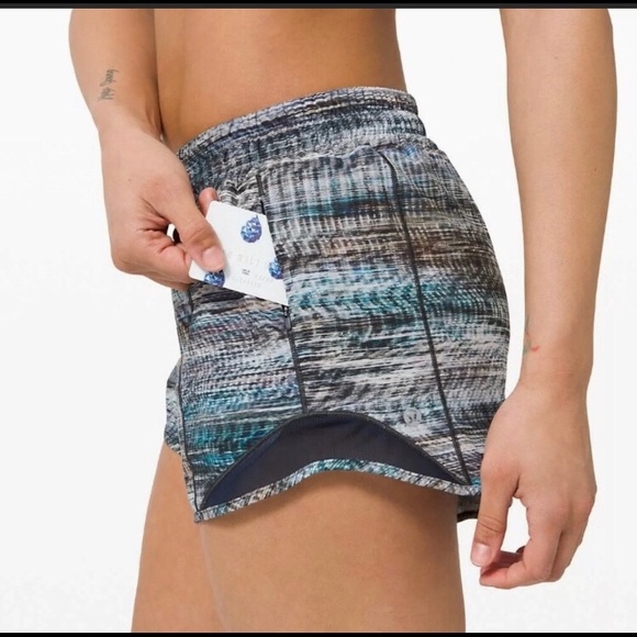 Lululemon Hotty Hot Short II 4” size 6 - Picture 2 of 6
